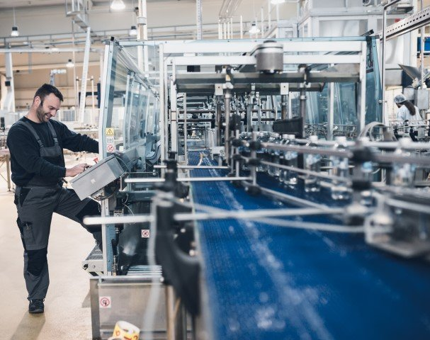 La actividad industrial cae un 1,8% en agosto y teme por la incertidumbre económica