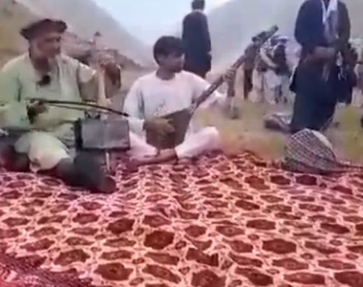 Los talibanes asesinaron a un cantante tras prohibir la música por ser "impura"