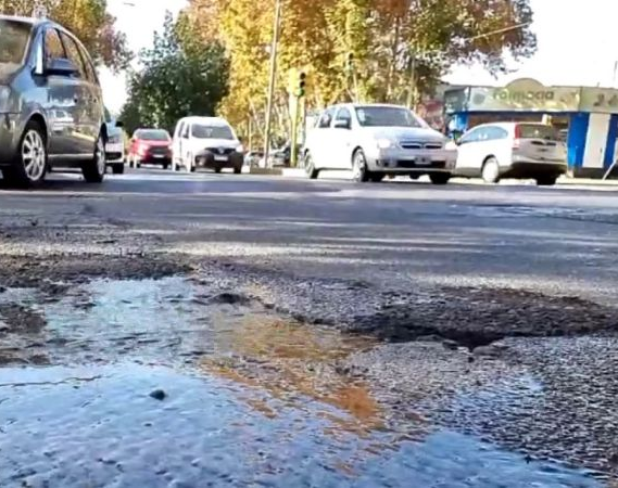 Vecinos dicen que un caño roto lleva un semana desperdiciando agua y OSSE no lo arregla