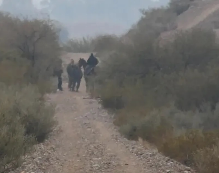 Encontraron con vida al hombre perdido en medio del campo
