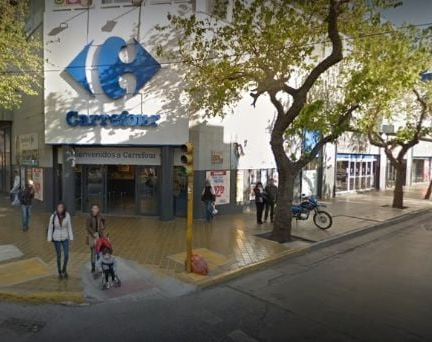 Detuvieron a una mujer en un supermercado céntrico guardando mercadería en su bolso