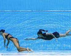 Una nadadora que casi se ahoga en el Mundial: fue rescatada por su entrenadora