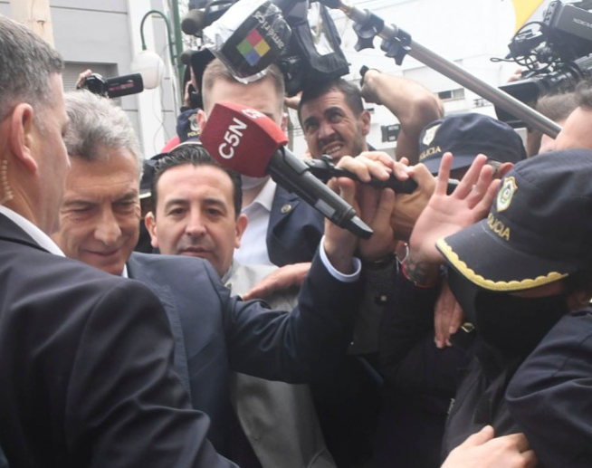 Macri agredió a un periodista y luego se disculpó por Twitter:  "Fue un acto reflejo", dijo