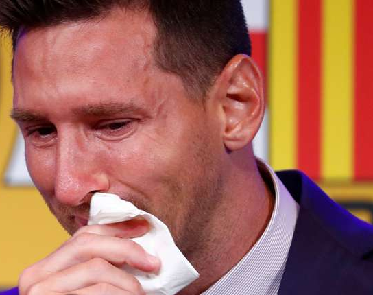 Visiblemente emocionado, Messi confirmó su salida del Barcelona: "Me hubiese gustado despedirme de otra manera"