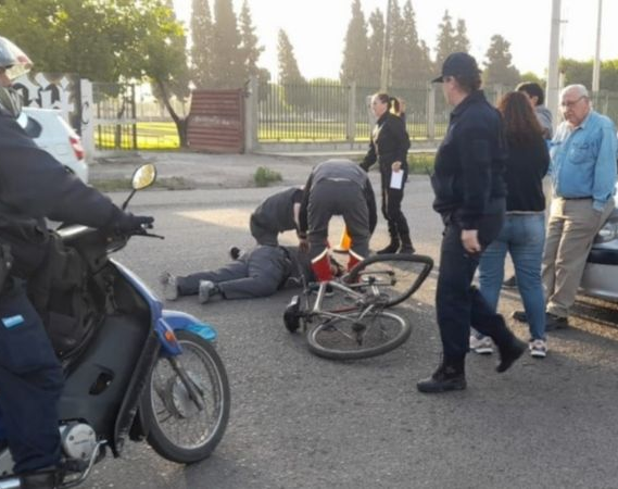 Lo atropelló un auto cuando iba a trabajar en bicicleta