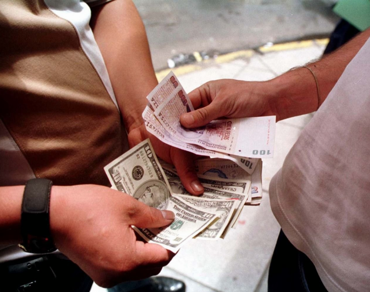 El valor del dólar blue es récord y cotiza en $205 para la compra