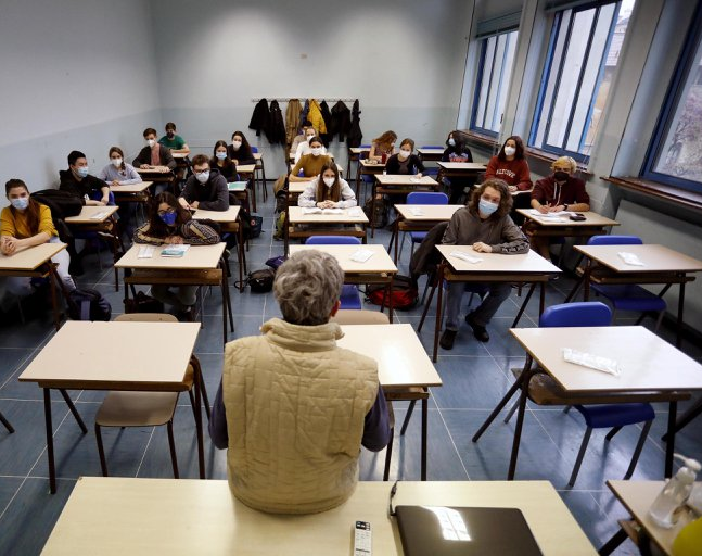 Unos 200 mil trabajadores escolares italianos, al borde de ser sancionados por no estar vacunados contra el COVID-19