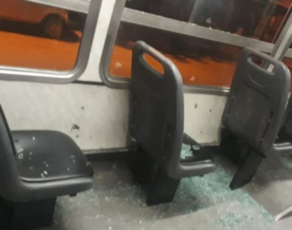 Hirieron en la cabeza a una pasajera cuando apedrearon un colectivo