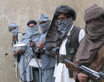 El régimen Taliban prohibió a las mujeres viajar en avión sin un familiar masculino