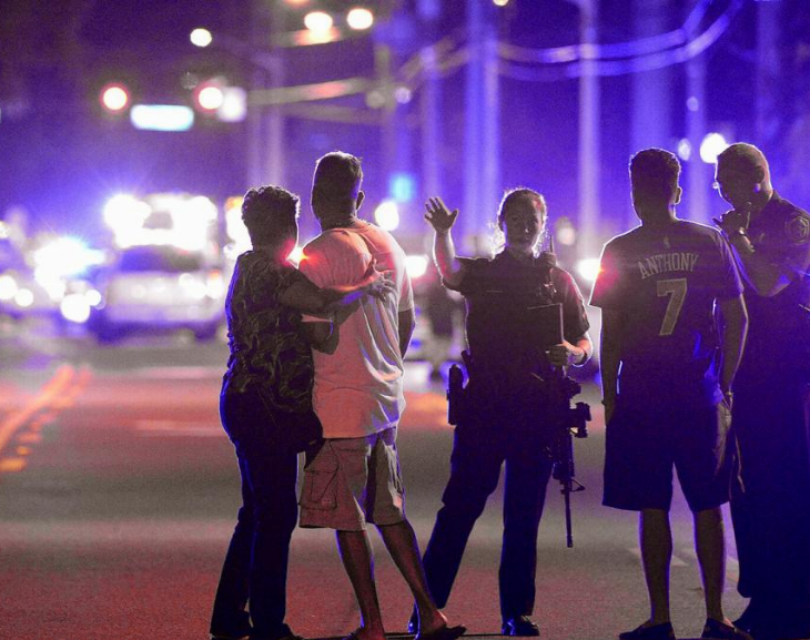 Cinco muertos y 18 heridos en un ataque ultraderechista en un bar LGBT de Estados Unidos