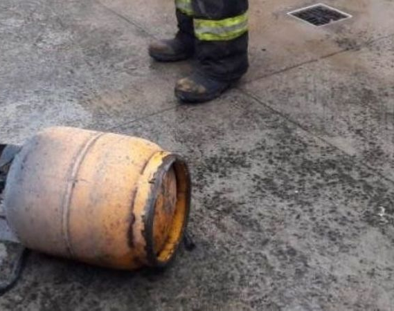 Hacía un asado y le explotó una garrafa conectada a la parrilla
