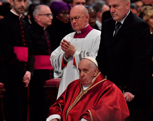 El intenso frío en Roma dejó afuera a Francisco del tradicional Vía Crucis 