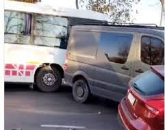 Choque: un micro embistió una combi que terminó contra dos autos estacionados