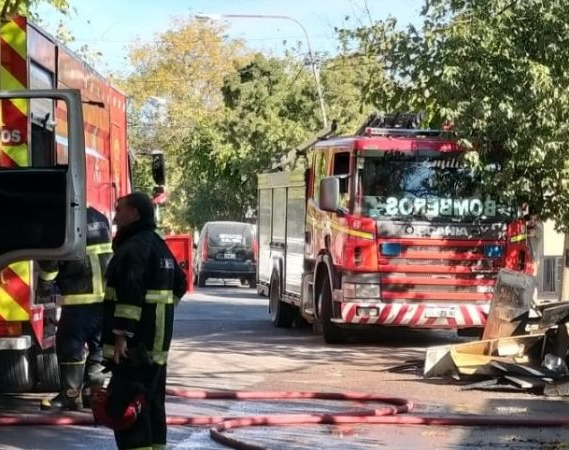 Una grúa quedó envuelta en llamas 