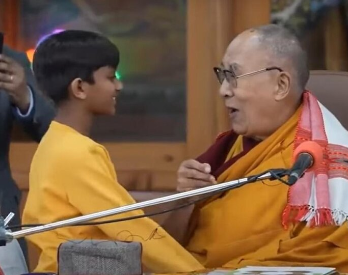 Rompió el silencio: ¿Qué dijo el niño que fue besado por el Dalai Lama?
