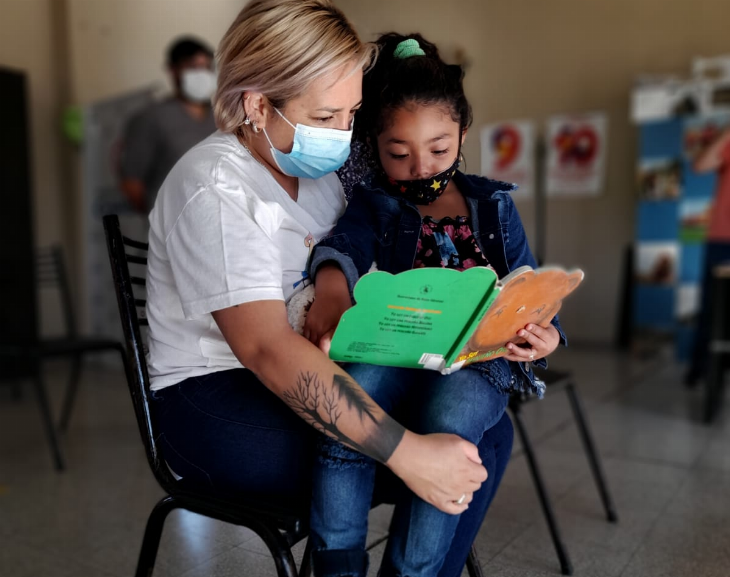 "Leo mientras espero": el proyecto de una referente sanitaria de Chimbas que ya cuenta con 60 libros
