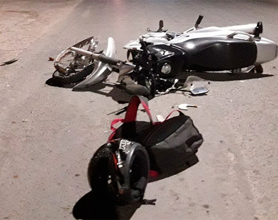 Una moto chocó contra una camioneta y un joven debió ser internado 