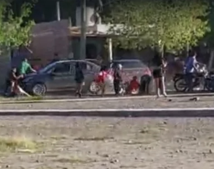 Un momento de terror: robaron, pelearon y atropellaron a dos adolescentes 