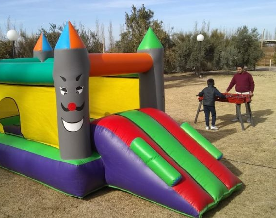 ¿Lo engañaron con un cumpleaños para robarle el castillito inflable?