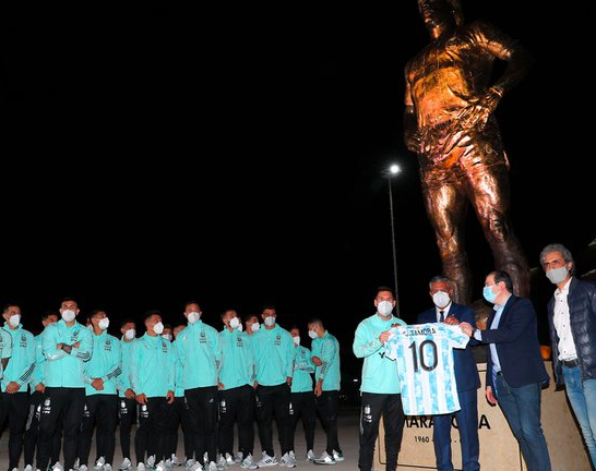 Inauguraron una estatua gigante de Maradona y la selección rindió homenaje