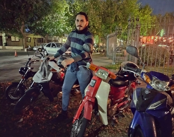 Se conoció la historia de un cuidador de autos que dejó el ejército por su hija