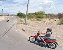 Perdió el control de su moto, impactó contra una rotonda y murió 