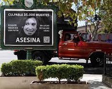Colocaron carteles contra Cristina y Alberto los repudió