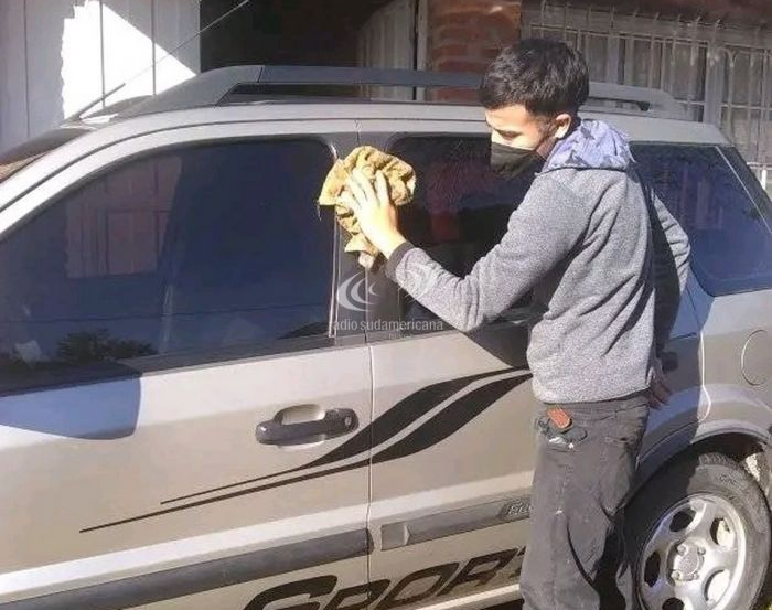 Carlos, el joven que viralizó su necesidad de trabajo con un "limpio como puedo"
