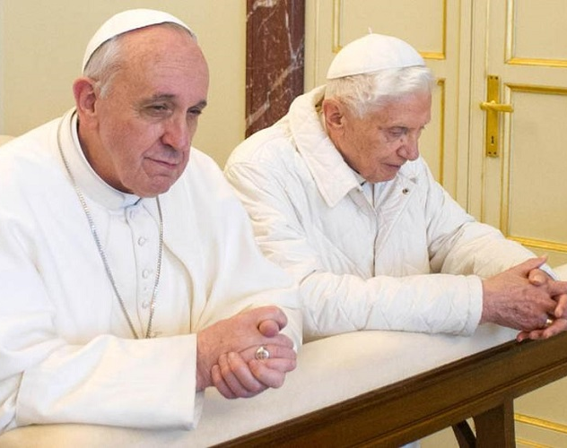 El Papa pidió rezar por Benedicto XVI: "Está muy enfermo"