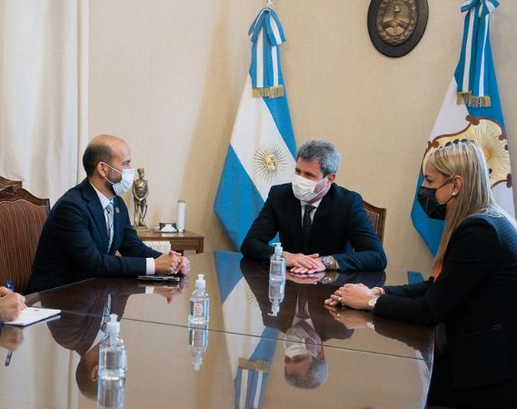 Reunión clave:  Uñac se reunió en Casa de Gobierno con el embajador de Emiratos Árabes