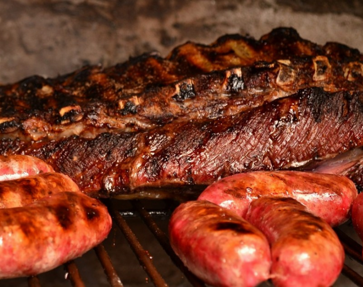 ¡Muuuuchaaaachos! El asado argentino es considerado la mejor comida de América