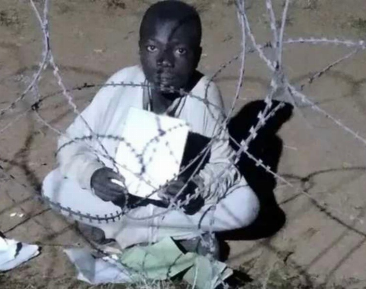 "¿Uruguayo, me prestás luz?": la foto de un niño del Congo que hace su tarea con la luz de una base militar se hizo viral
