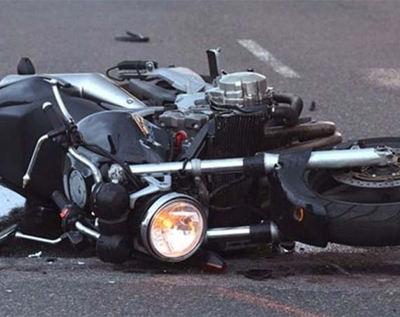 Un hombre de 32 años quedó grave tras chocar en su moto