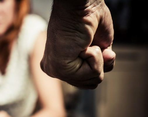 Rompió una ventana y con el vidrio cortó en los brazos a su pareja