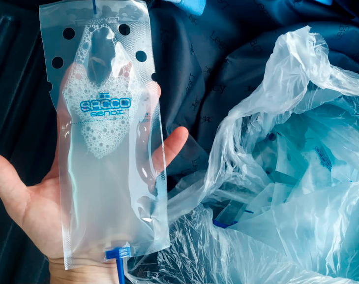 Insólito: descubrieron que llevaba 6 litro de semen porcino en su valija