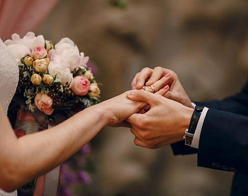 Se casó virgen, se arrepintió y empujó a su marido por un precipicio 8 días después de la boda