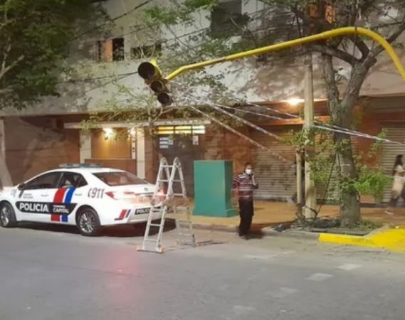 Un camión se enganchó en los cables y provocó un caos en pleno centro