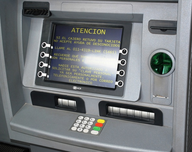Olvidó su tarjeta de débito en el cajero y se la vaciaron