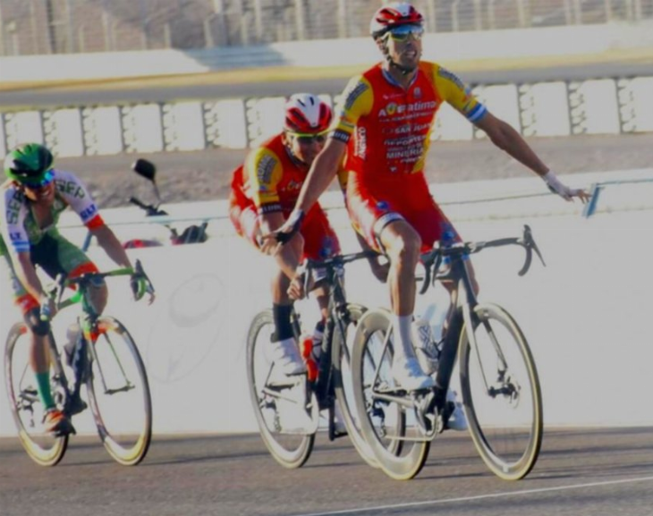 Gerardo Tivani agarró velocidad en los últimos 300 metros y ganó la Vuelta de Rawson