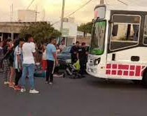 Una mujer circulaba en su silla de ruedas y fue embestida por un colectivo 