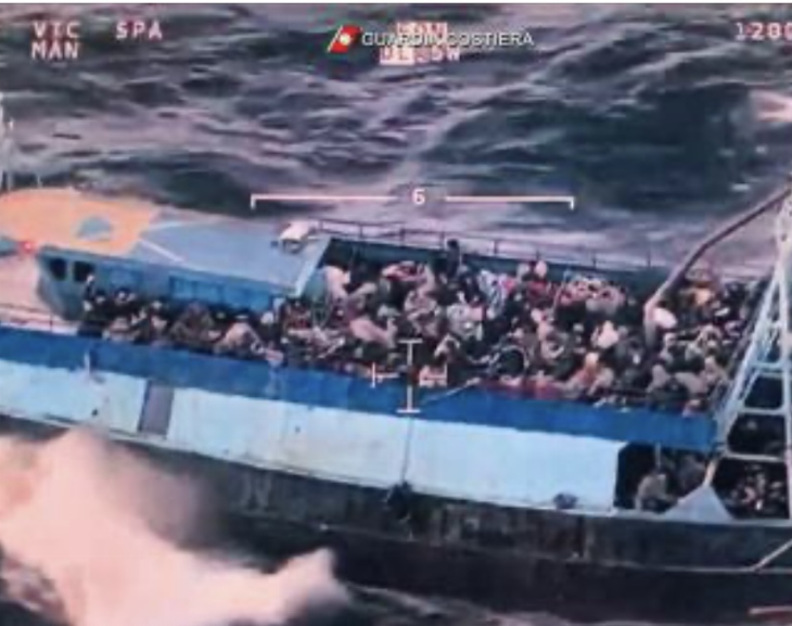 El barco humanitario "Ocean Viking" rescató a más de 500 migrantes en el Mediterráneo