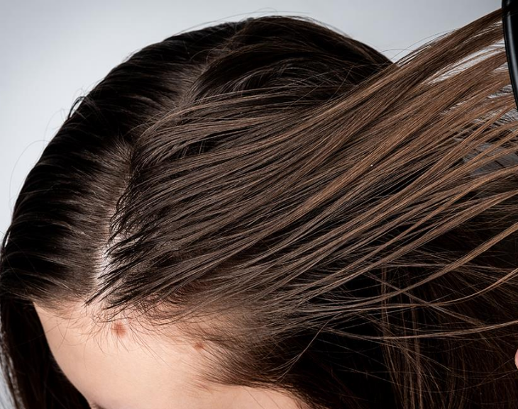 El secreto de una peluquera para no lavarse la cabeza y tener el pelo divino