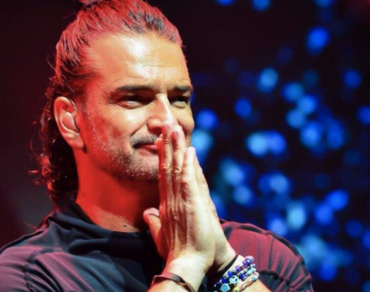 Ricardo Arjona se olvidó la letra al ver una mujer desnuda en el público
