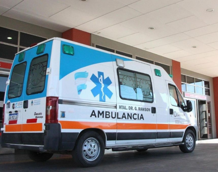 Una mujer bajaba del colectivo y la atropelló una moto