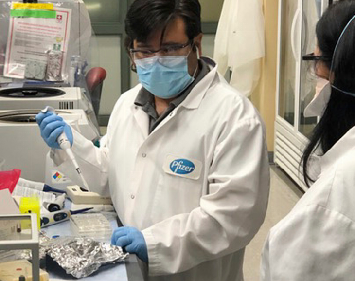 El laboratorio Pfizer inició un ensayo para desarrolar una vacuna basada en la variante Ómicron