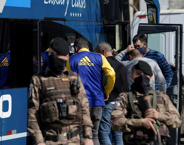 Boca llegó al país pero deberá aislarse durante una semana por romper la burbuja