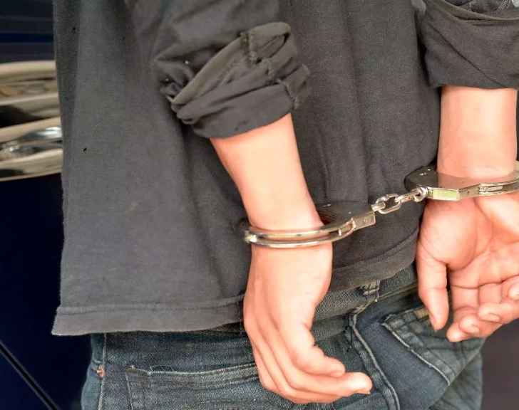 Amenazó a su expareja con prenderla fuego