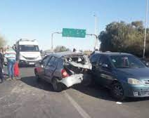 Tremendo choque en cadena de 5 autos mandó a una pareja y su hija al hospital