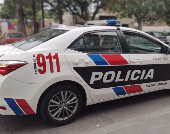 Le avisaron que un ladrón estaba robando en su casa y llamó a la policía