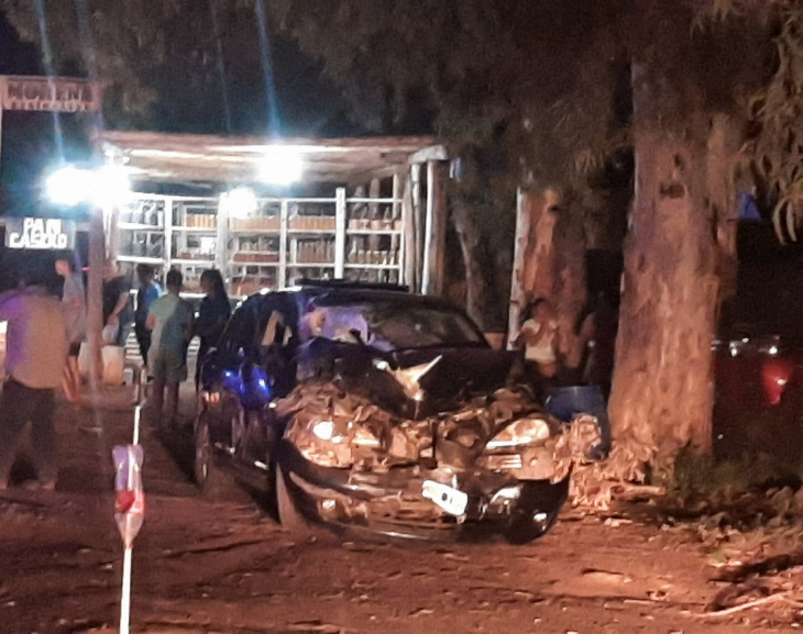 Impactante choque entre un auto y un camión dejó a una persona hospitalizada